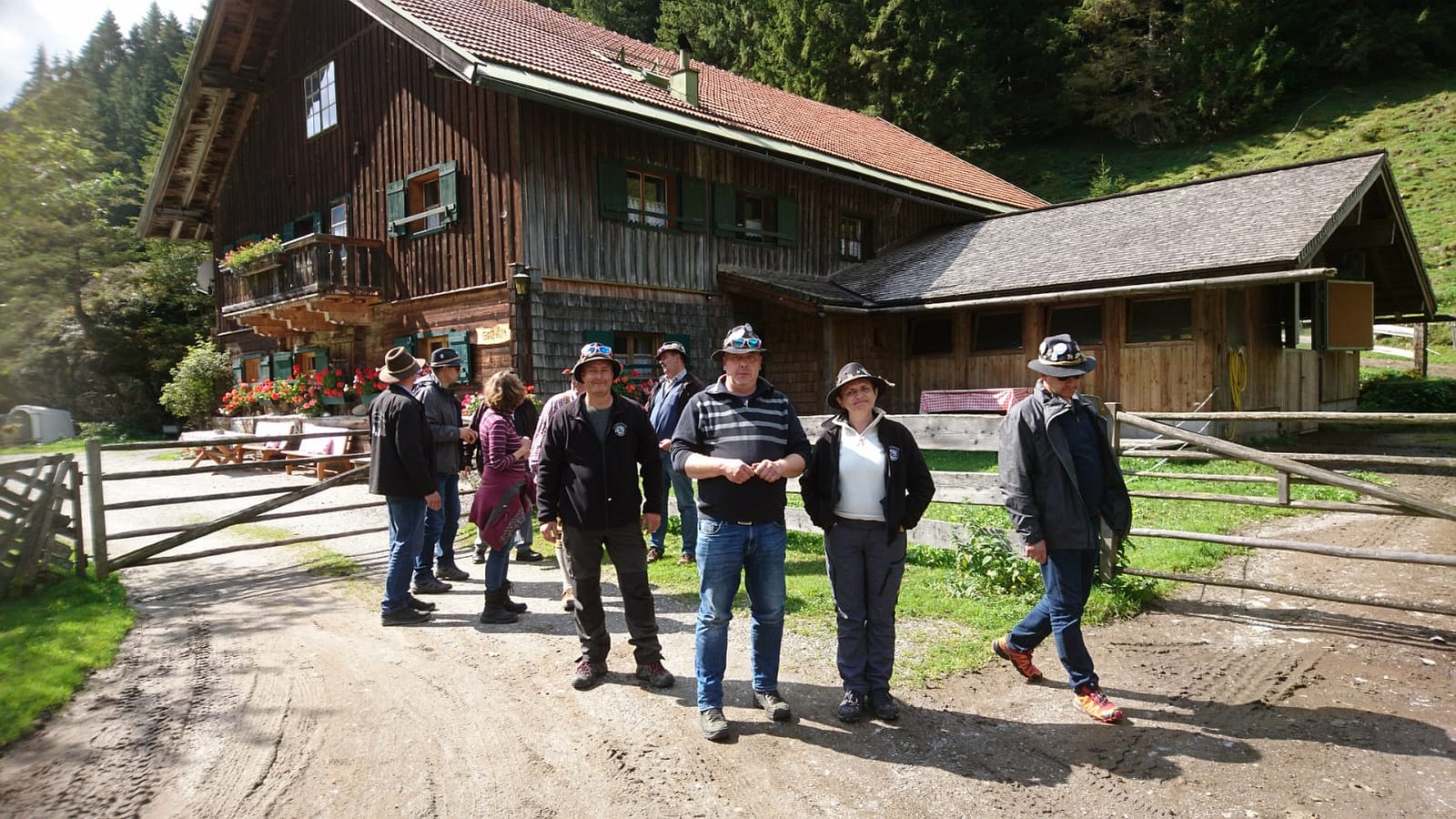 unsere lieben Traktorfahrer bei uns auf der Ginzalm