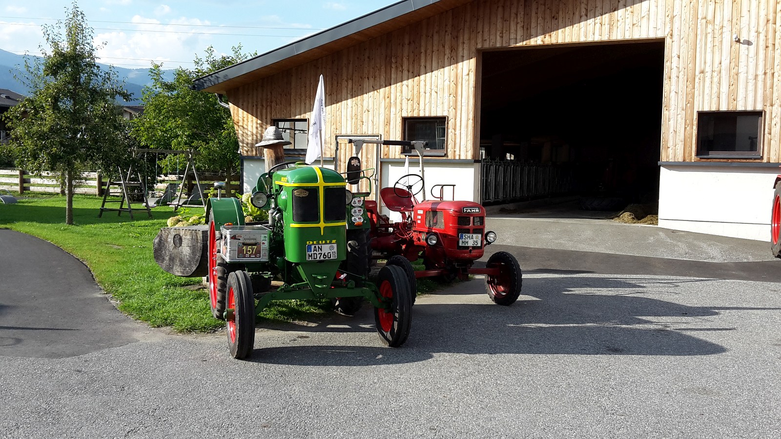 wunderschön aufgestellt die Oldtimer Traktoren