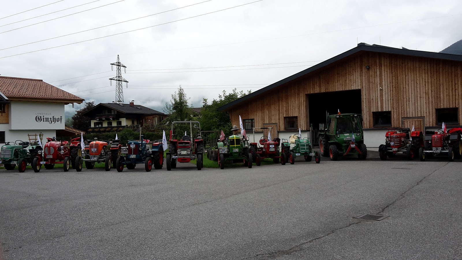 wunderschön aufgestellt die Oldtimer Traktoren